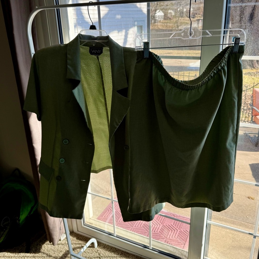 Vany Vintage 1992 18WP light green short sleeve blazer and skirt set